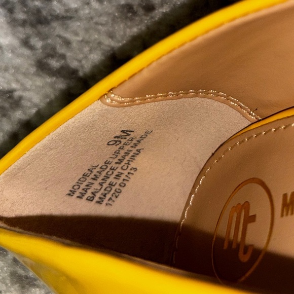 NWT Mootsies Tootsies Patent Platform Pumps Yellow Size: 9 - Picture 3 of 4